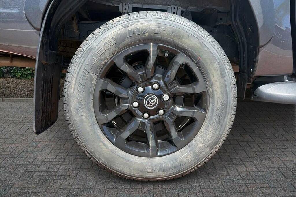 Toyota HILUX Invincible X Dcab Pick Up 2.8 D 48V Grey #6