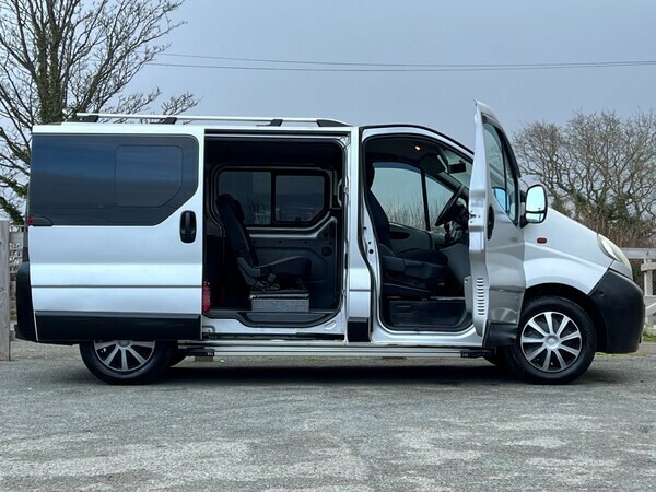 Vauxhall Vivaro Combi Van 1.9 Cdti 2006 Silver #4