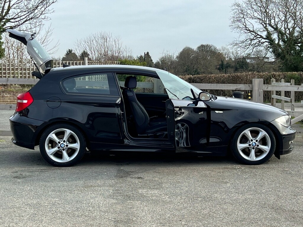 BMW 1 Series Hatchback 2.0 116I Sport 2009 DV09YJU Black #3