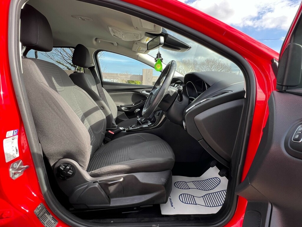 Ford Focus Hatchback 1.0 T Ecoboost Titanium 2018 ST18UMK Red #6