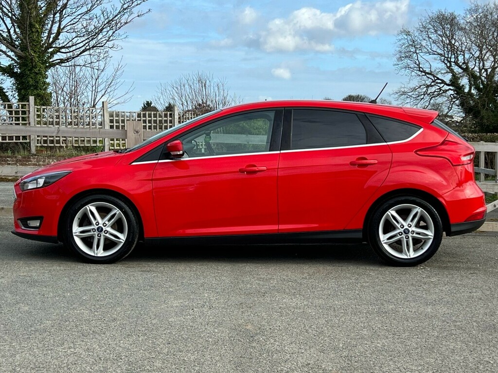 Ford Focus Hatchback 1.0 T Ecoboost Titanium 2018 ST18UMK Red #2