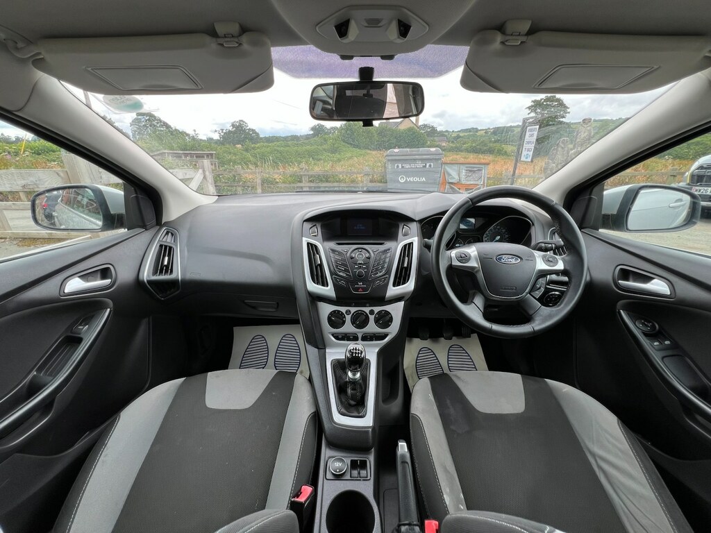Ford Focus Hatchback 1.6 Tdci Zetec 2012 FH61LFJ Silver #2