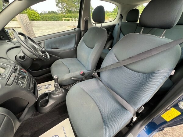 Toyota Yaris Hatchback 1.3 Vvt-i Blue 2005 DF54FPY Blue #2