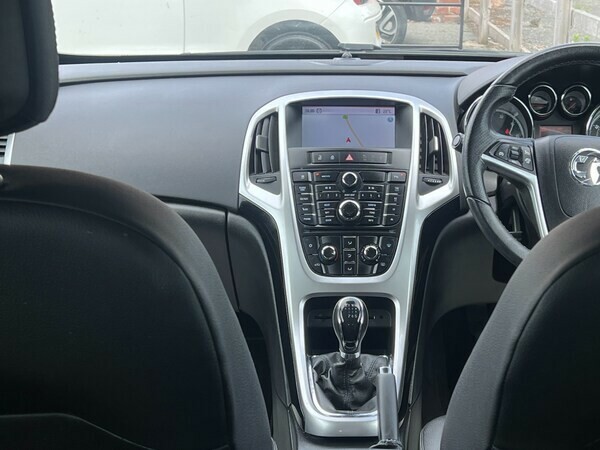 Vauxhall Astra GTC Coupe 2.0 Cdti Sri 2013 VX63MMJ Black #2
