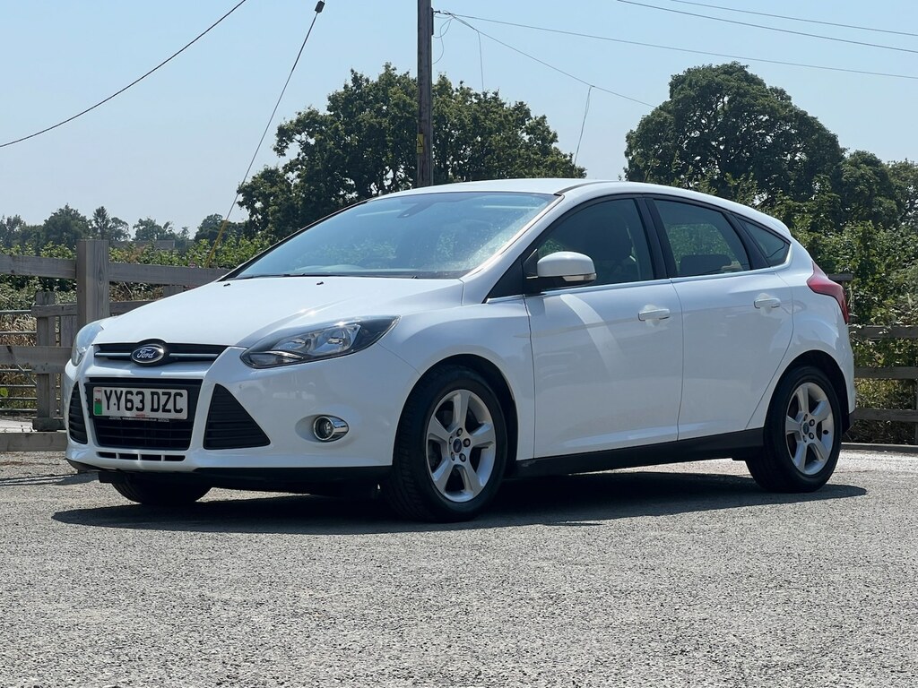 Ford Focus Hatchback 1.6 Tdci Zetec Navigator 2013 White
