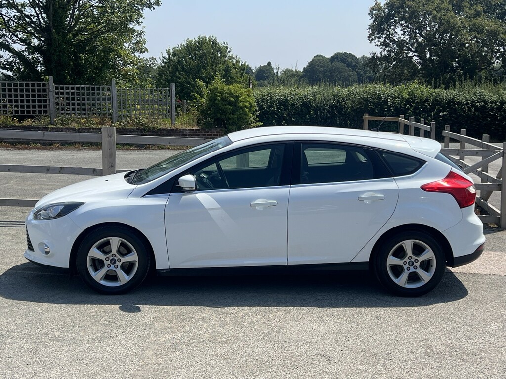 Ford Focus Hatchback 1.6 Tdci Zetec Navigator 2013 YY63DZC White #4