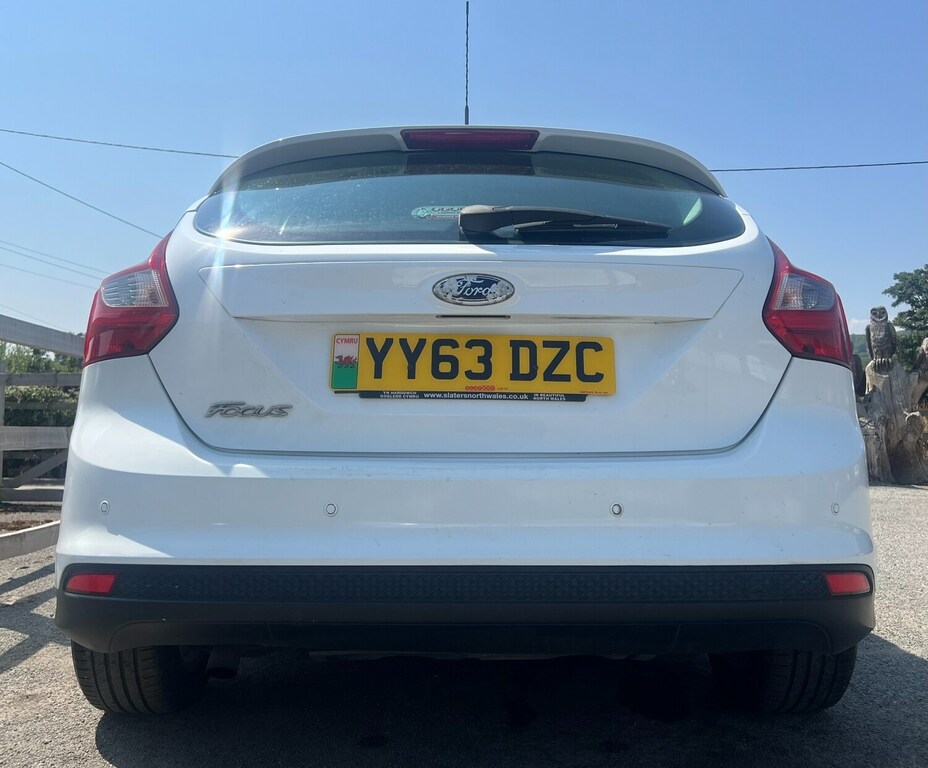 Ford Focus Hatchback 1.6 Tdci Zetec Navigator 2013 YY63DZC White #6