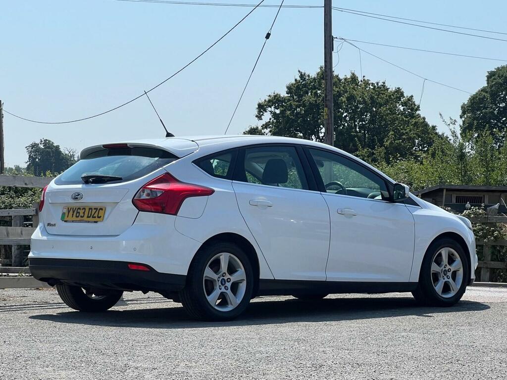 Ford Focus Hatchback 1.6 Tdci Zetec Navigator 2013 YY63DZC White #5