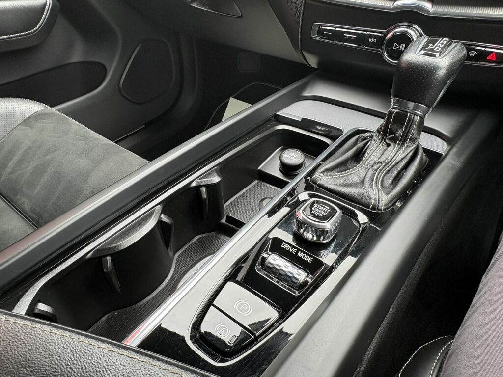 Volvo XC60 R Design White #19