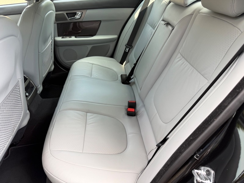 Jaguar XF Saloon 3.0D S V6 Portfolio Euro 5 20106 Silver #22