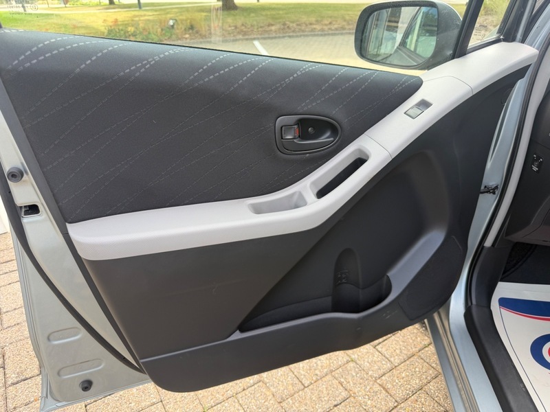 Toyota Yaris 1.3 Vvt-i Zinc Black #27