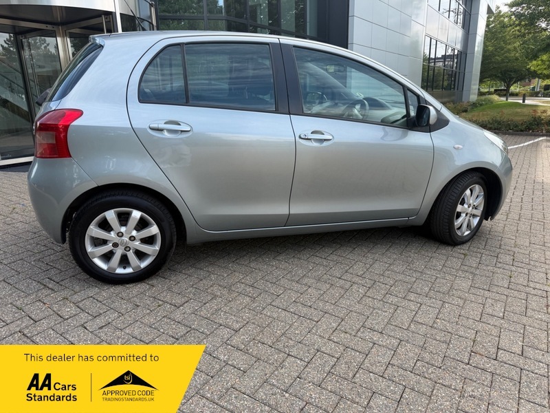 Toyota Yaris 1.3 Vvt-i Zinc Black #11