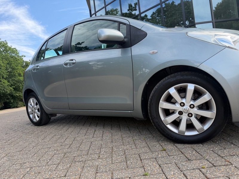 Toyota Yaris 1.3 Vvt-i Zinc Black #12