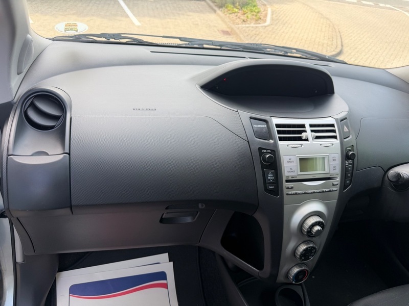 Toyota Yaris 1.3 Vvt-i Zinc Black #28
