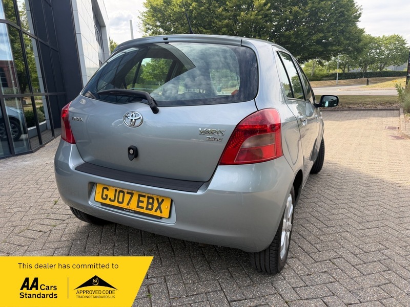 Toyota Yaris 1.3 Vvt-i Zinc Black #9