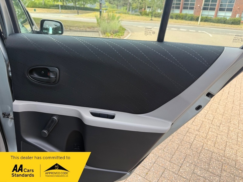 Toyota Yaris 1.3 Vvt-i Zinc Black #22
