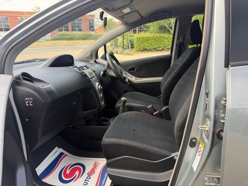Toyota Yaris 1.3 Vvt-i Zinc Black #25