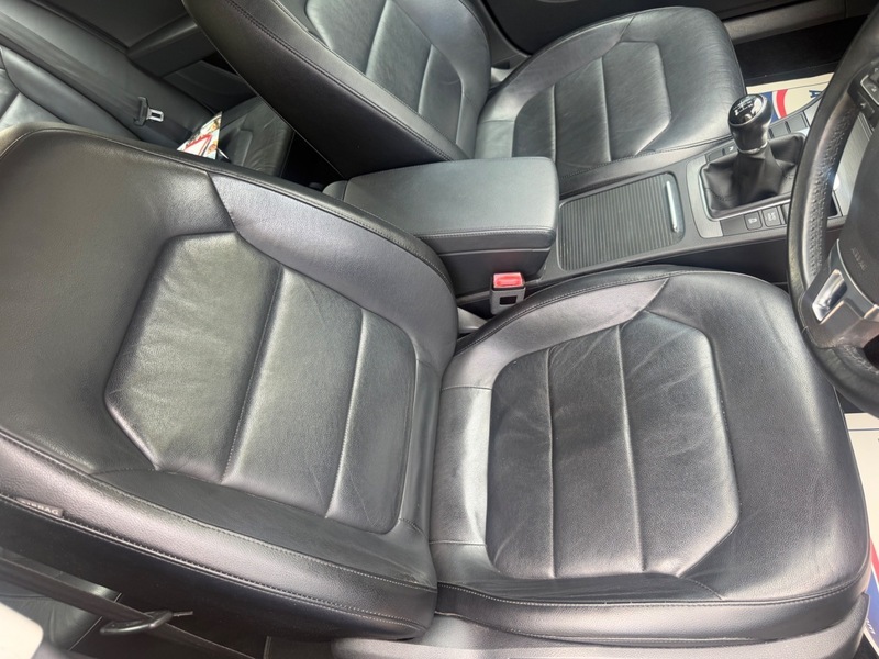 Volkswagen Passat Executive Tdi Bluemotion Technology 4-Door Blue #36