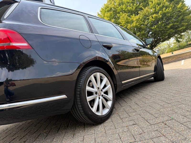 Volkswagen Passat Executive Tdi Bluemotion Technology 4-Door Blue #12