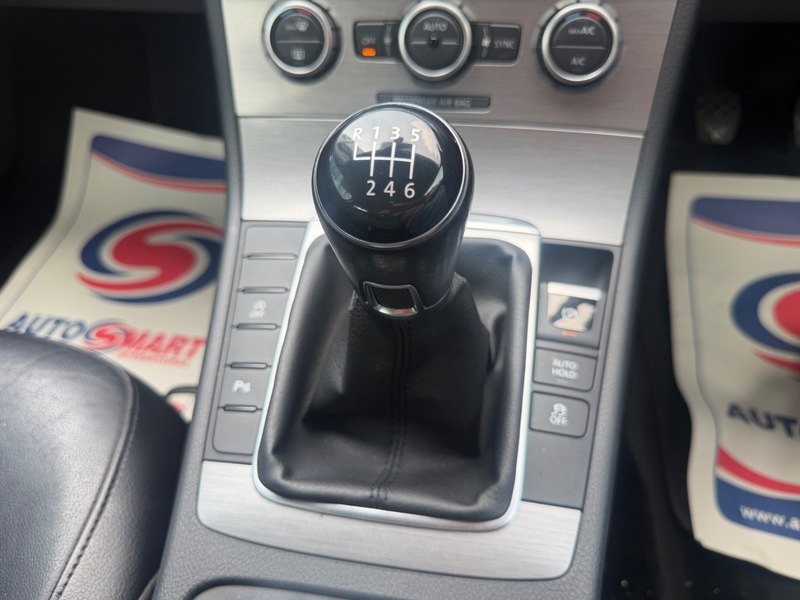Volkswagen Passat Executive Tdi Bluemotion Technology 4-Door Blue #44