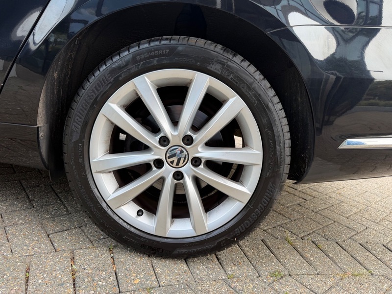 Volkswagen Passat Executive Tdi Bluemotion Technology 4-Door Blue #17
