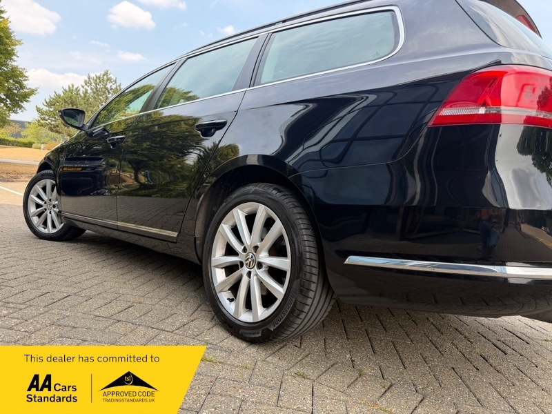 Volkswagen Passat Executive Tdi Bluemotion Technology 4-Door Blue #7