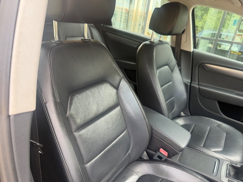 Volkswagen Passat Executive Tdi Bluemotion Technology 4-Door Blue #35