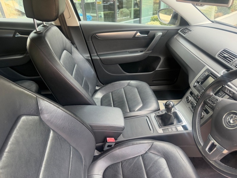 Volkswagen Passat Executive Tdi Bluemotion Technology 4-Door Blue #38