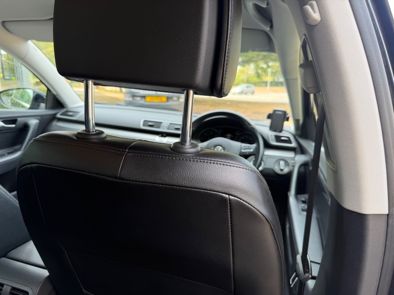 Volkswagen Passat Executive Tdi Bluemotion Technology 4-Door Blue #25