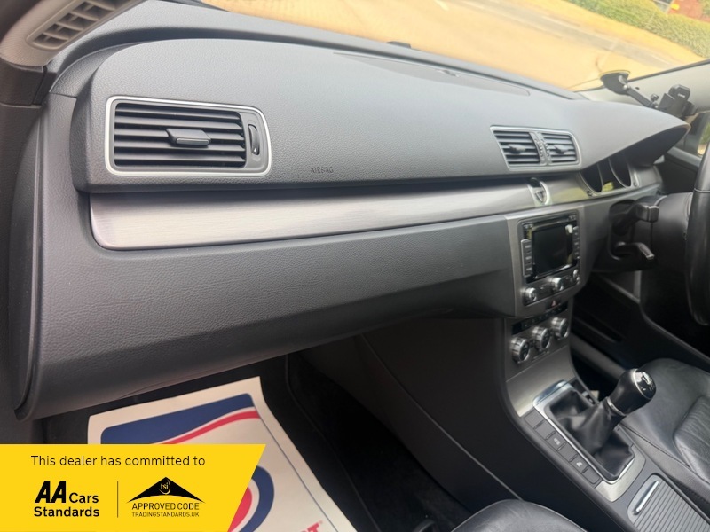 Volkswagen Passat Executive Tdi Bluemotion Technology 4-Door Blue #28