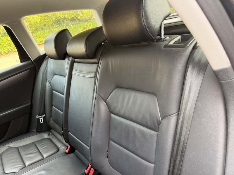Volkswagen Passat Executive Tdi Bluemotion Technology 4-Door Blue #21