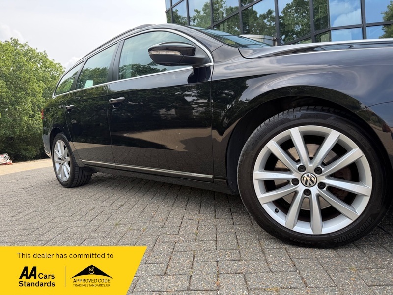 Volkswagen Passat Executive Tdi Bluemotion Technology 4-Door Blue #14