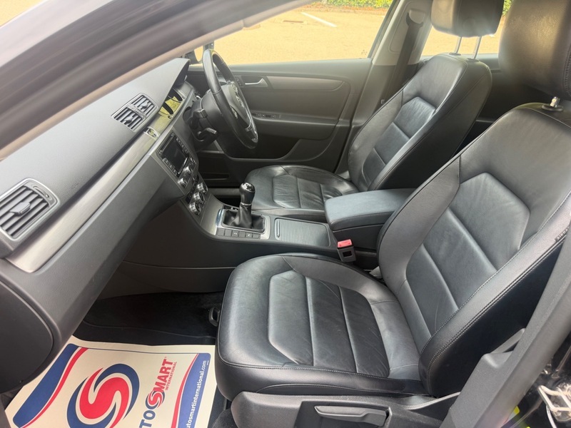 Volkswagen Passat Executive Tdi Bluemotion Technology 4-Door Blue #32