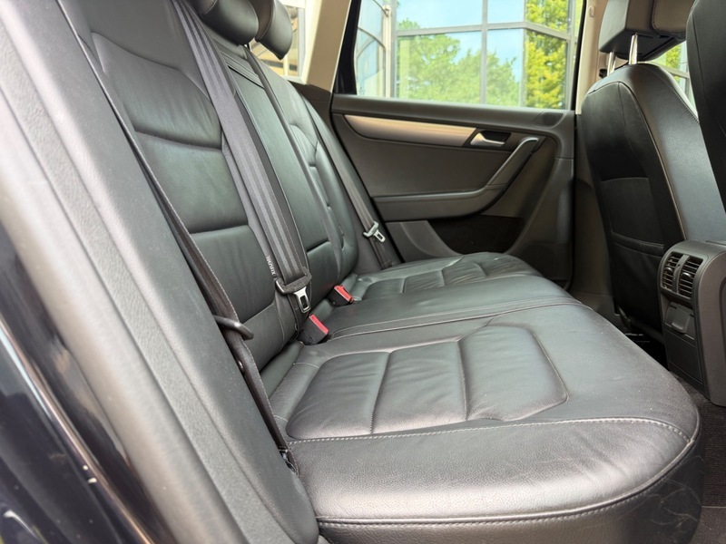 Volkswagen Passat Executive Tdi Bluemotion Technology 4-Door Blue #24
