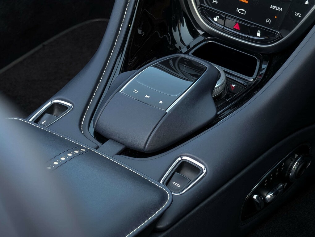 Aston Martin DB11 4.0 V8 Volante Euro 6 2-Door  #40
