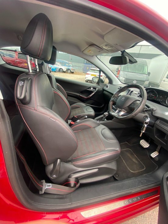 Peugeot 208 1.2 Gt Line Red #2
