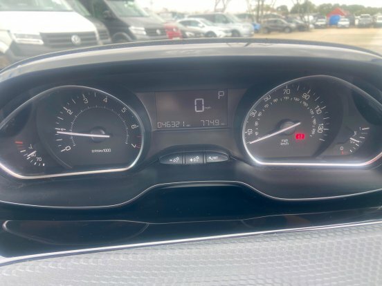 Peugeot 208 1.2 Gt Line Red #3