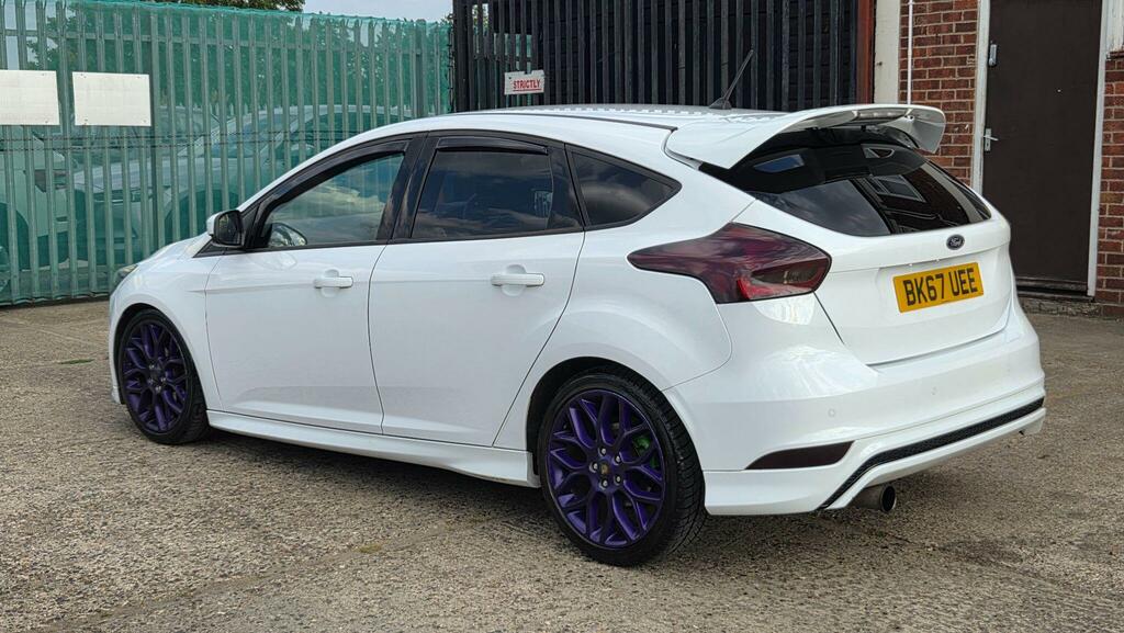 Ford Focus Hatchback White #4