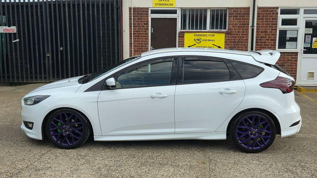Ford Focus Hatchback White #5