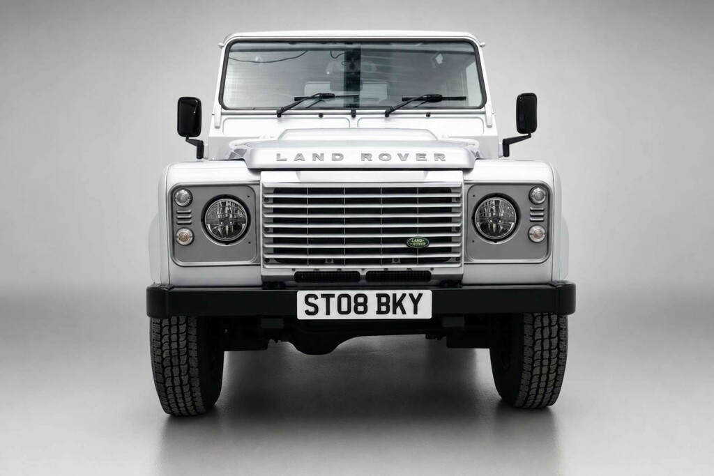 Land Rover Defender 90 2.4 Tdci Xs Station Wagon 4Wd Sw Silver #2