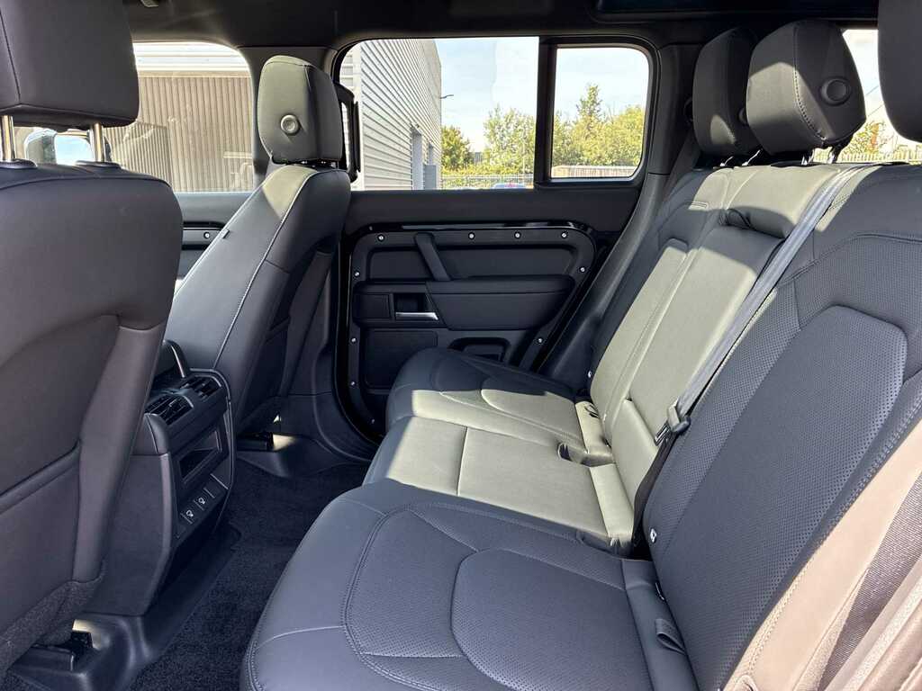 Land Rover Defender 110 3.0 D250 X-dynamic Se 110 Black #4