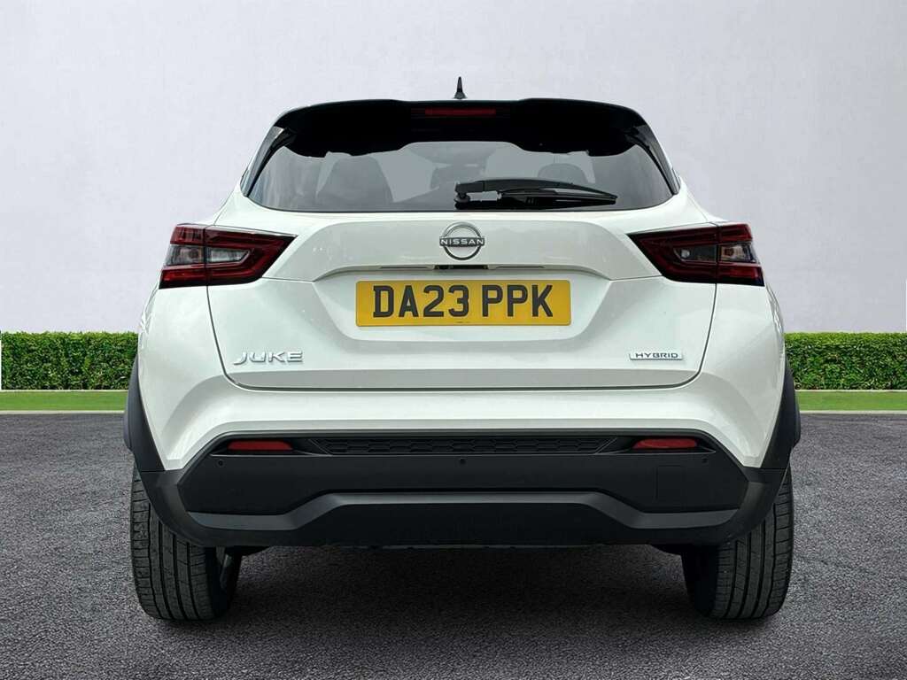 Nissan Juke 1.6 Hybrid Tekna White #4