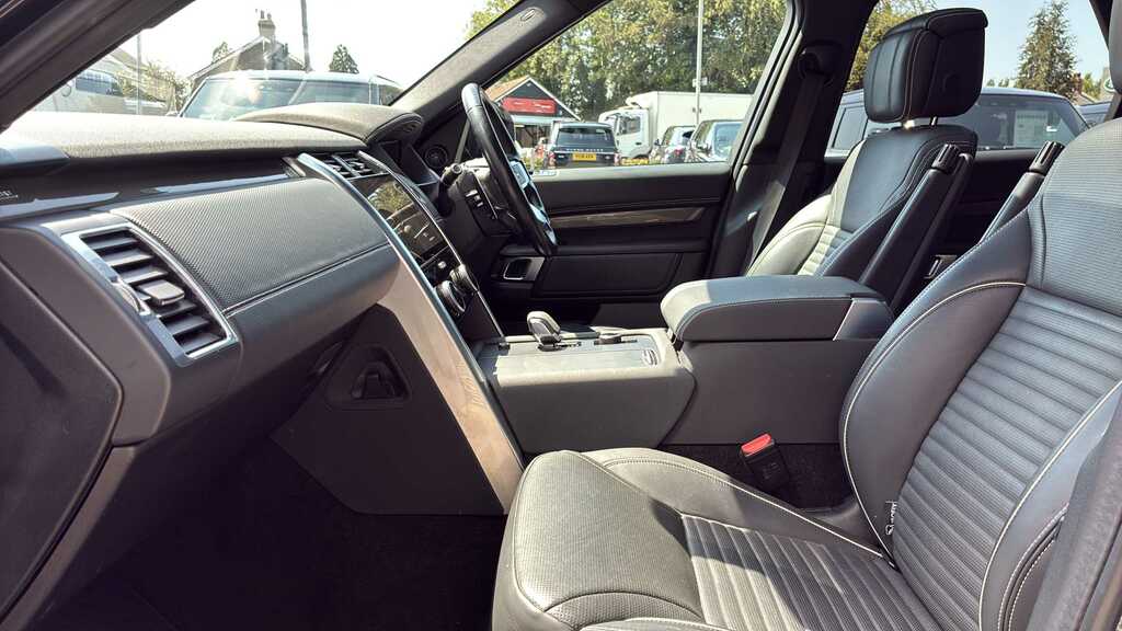 Land Rover Discovery 3.0 D300 Metropolitan Edition GY22UCH Black #3
