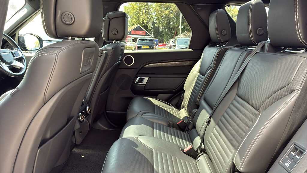 Land Rover Discovery 3.0 D300 Metropolitan Edition GY22UCH Black #4