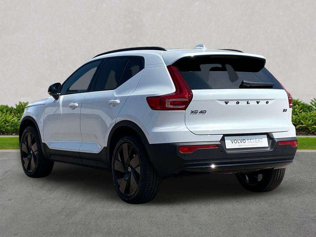 Volvo XC40 2.0 B3p Plus Pro Black Edition AX26JVR #2