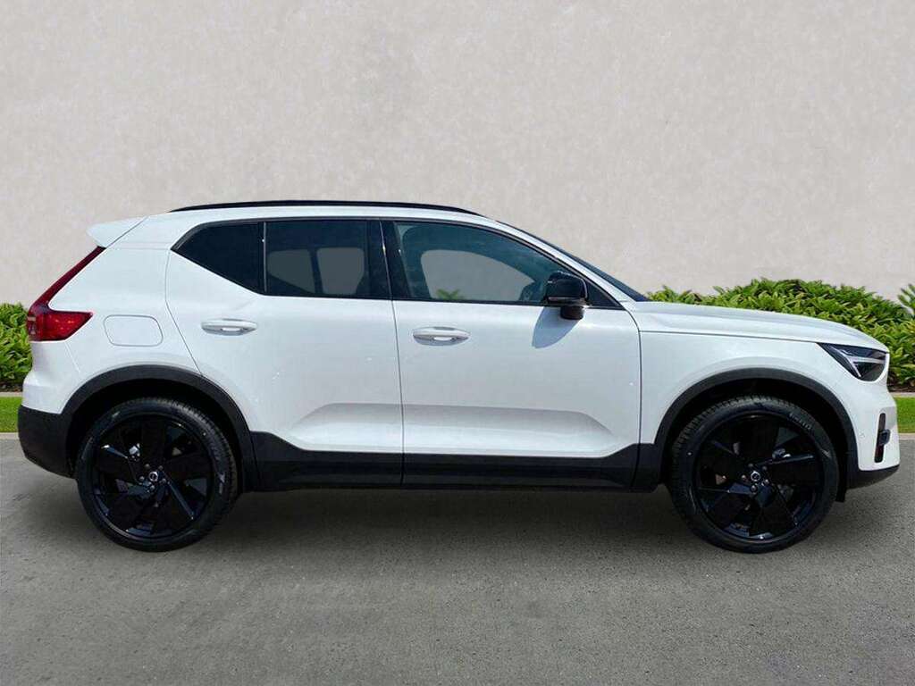 Volvo XC40 2.0 B3p Plus Pro Black Edition AX26JVR #3