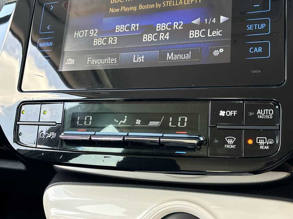 Toyota Prius Hatchback Silver #11