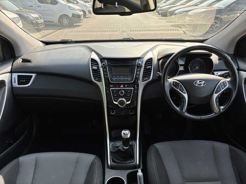Hyundai I30 Hatchback White #8