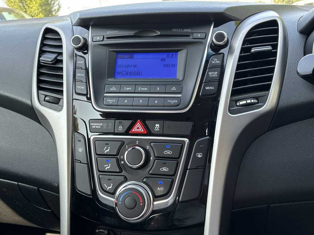 Hyundai I30 Hatchback White #36