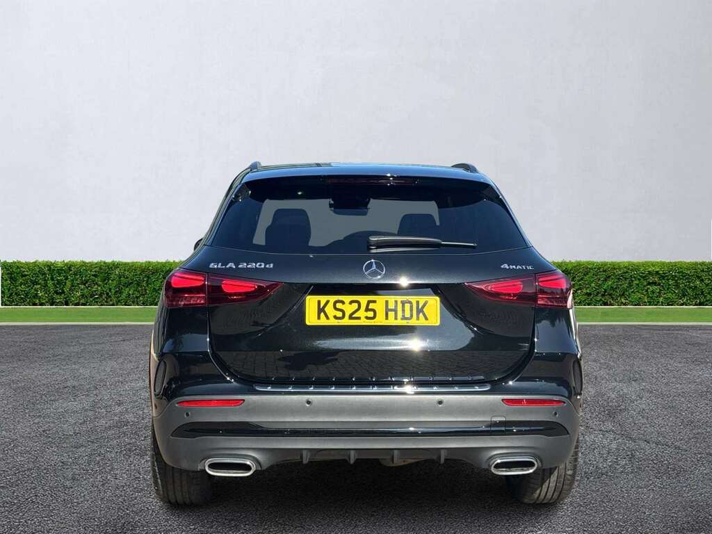 Mercedes-Benz GLA Class Gla 220D 4Matic Amg Line Premium Plus Black #4